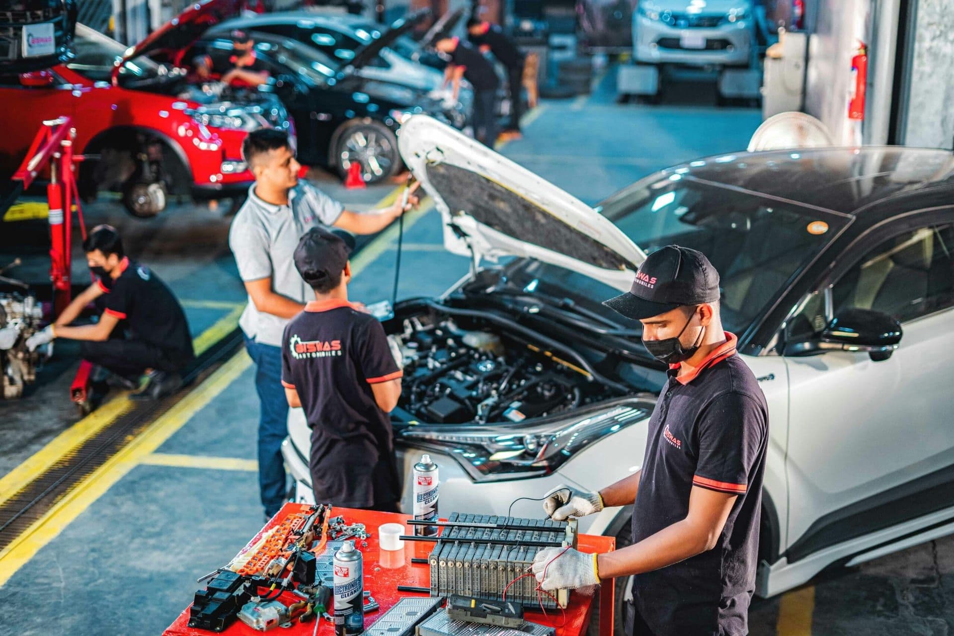 Labor Showdown in Auto Industry Highlights Broader Economic and Energy Challenges