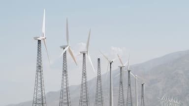 U.S. Government Pauses Offshore Wind Leases, Triggering Debate Over Energy Policy and National Security