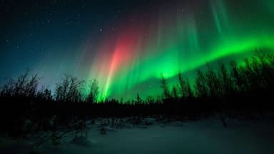 Northern Lights Display Offers a Profound Reflection on Nature’s Scale