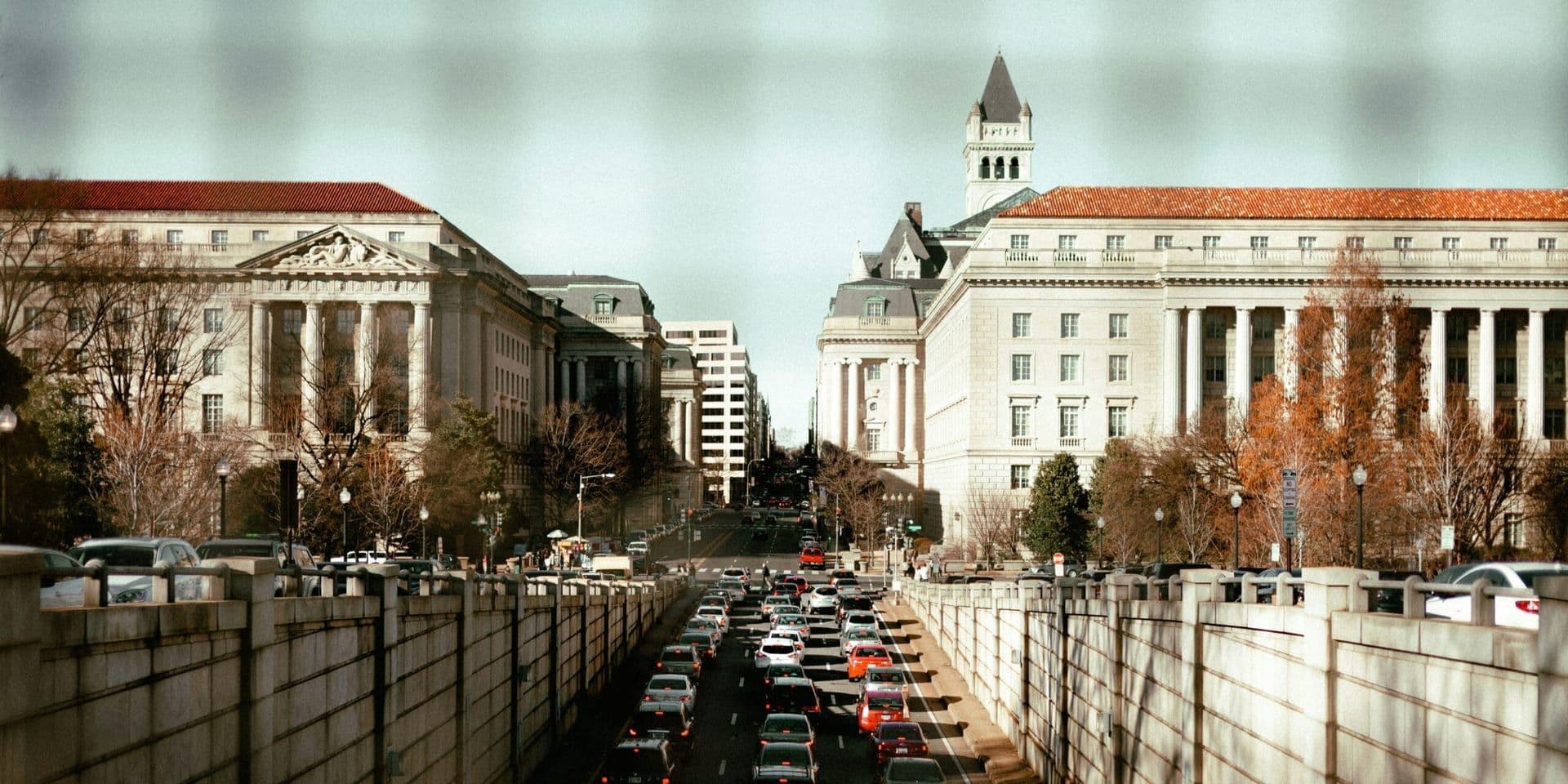 Federal Reserve Policy Faces Crossroads Amid Economic Fog