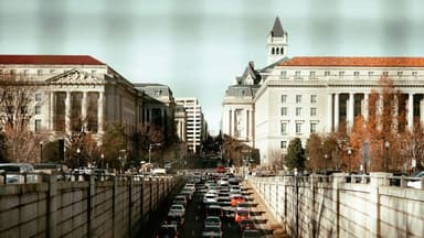 Federal Reserve Policy Faces Crossroads Amid Economic Fog