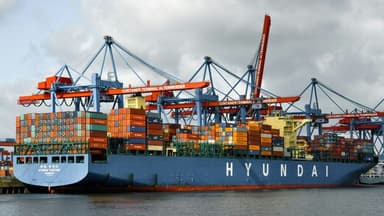 U.S. Intensifies Trade Pressure as Tariff Deadline Nears
